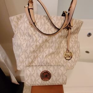 MICHAEL KORS SHOULDER BAG AND MATCHING WALLET